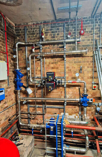 https://plumberbicton.com.au/uploads/2025/06/commercial-plumbing-923198.jpg